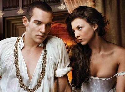 Jonathan Rhys Meyers y Natalie Dormer, en  Los Tudor. 
