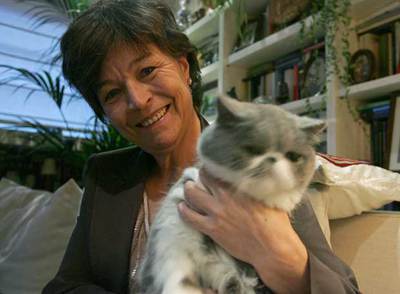 Carmen Martínez Ten, fotografiada en su casa, con su gata,  Tomasita. 