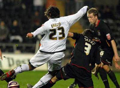 Bauzá intenta disparar entre varios rivales.