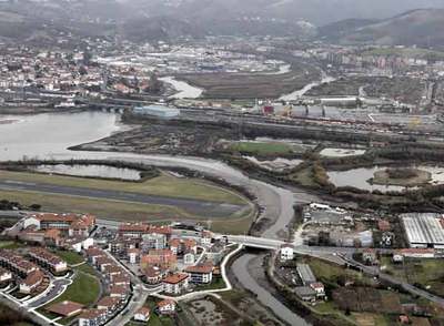Cabecera sur de la pista de Hondarribia, en la zona en la que se plantea prolongarla hacia el barrio de Mendelu.
