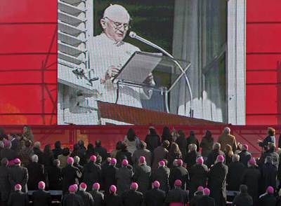 Los obispos escuchan en directo el mensaje de Benedicto XVI desde la plaza de San Pedro.