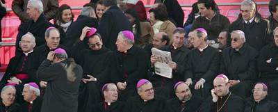 Un grupo de obispos y otros asistentes al acto litúrgico  Por la familia cristiana  celebrado ayer en Madrid.