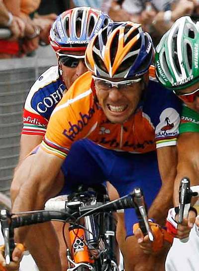 Freire pelea en un  sprint. 