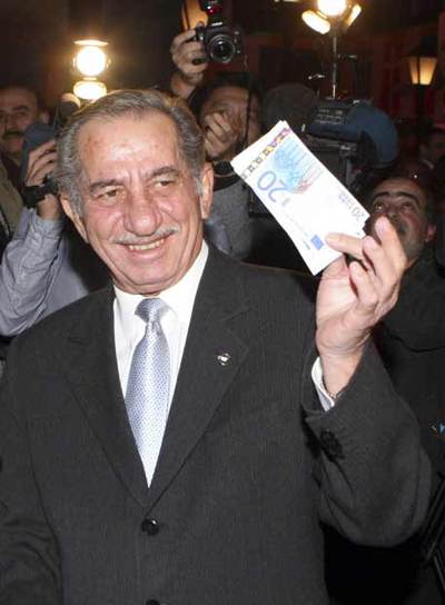 El presidente chipriota sostiene un billete de 20 euros.