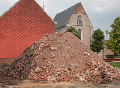  La montaña de escombros,  intervención de Lara Almarcegui.