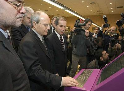El consejero Antoni Castells, el presidente José Montilla y el director de la agencia, Josep Costa, ayer.