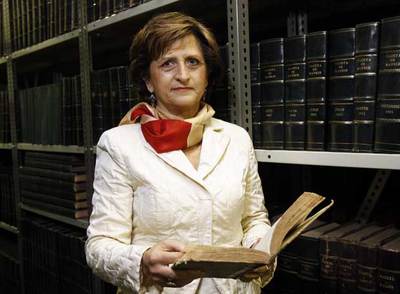 Carmen Gomis, directora general del  Boletín Oficial del Estado,  en los archivos de la imprenta.