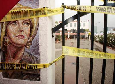 Imagen de la entrada de la Asociación de Productores norteamericanos, sellada por los guionistas como si fuera la escena de un crimen.