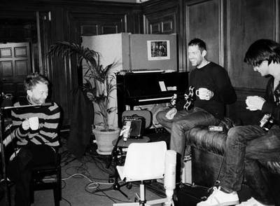 Radiohead, durante un ensayo en el estudio. Abajo, imágenes de la caja-disco de  In Rainbows .