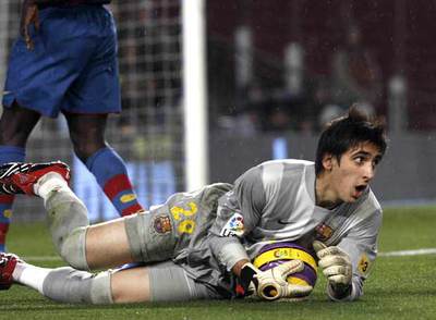El meta Oier detiene un balón ayer en el Camp Nou.