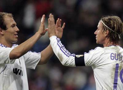 Robben y Guti se felicitan tras el gol del holandés.