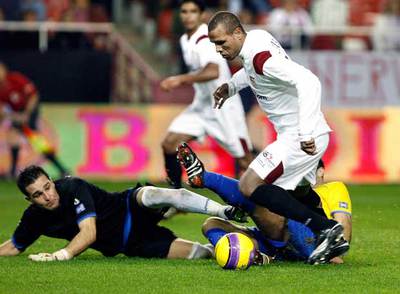 Luis Fabiano intenta regatear al portero del Denia, Juanma, ayer en Sevilla.