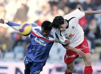 Uche, a la izquierda, y Andrés intentan cabecear un balón.