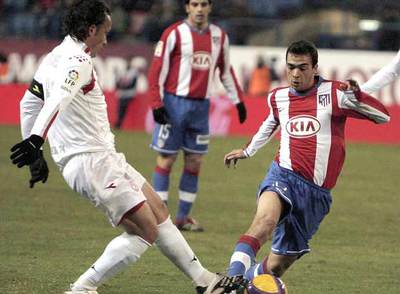 De las Cuevas (a la derecha) y Givanel luchan por un balón en el Calderón.