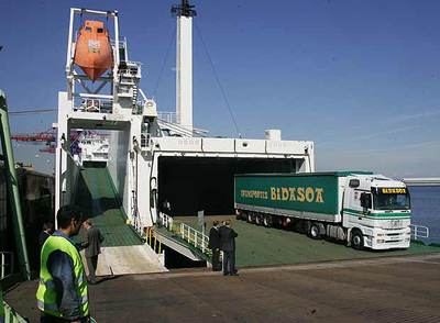 Un camión sale del barco que realizó el primer trayecto de la  autopista del mar  entre Bilbao y Brujas, en septiembre pasado.