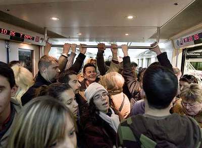 Una locomotora llega a cuatro kilómetros de Sants en la línea del AVE