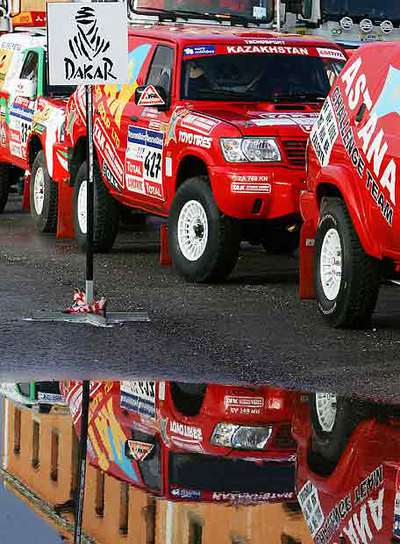 Varios coches del Rally Dakar, ayer en Lisboa. 