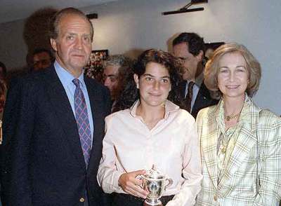Sus Majestades, con la tenista Arantxa Sánchez-Vicario en 1994.