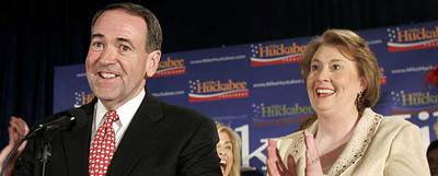 El ex gobernador de Arkansas Mike Huckabee y su esposa, Janet, celebran el triunfo en los  caucuses  republicanos de Iowa.
