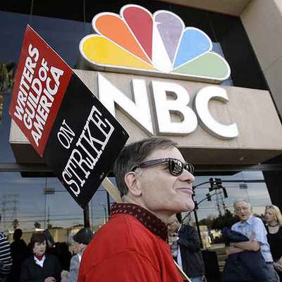 Un huelguista, esta semana junto a las oficinas de la NBC.