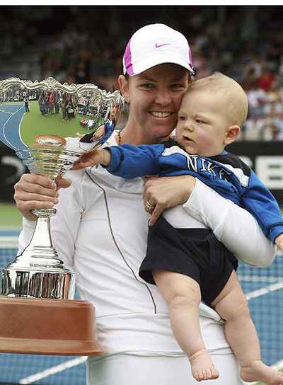 Davenport, con el trofeo de Auckland y su hijo en brazos.