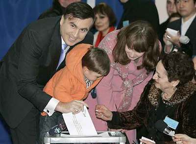 El presidente Saakashvili vota, junto a su familia, en Tbilisi.