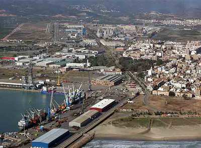 El Puerto de Sagunto, en primer término, con el casco histórico al fondo de la imagen.