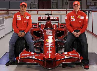 Felipe Massa, a la izquierda, y Kimi Raikkonen, ayer junto al nuevo F2008 de Ferrari.