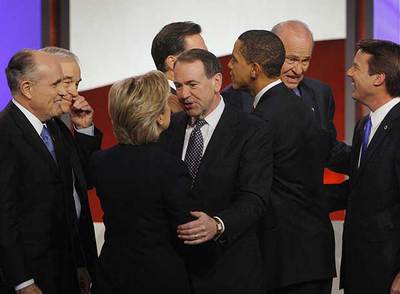 De izquierda a derecha, los candidatos republicanos y demócratas Giuliani, Paul, Clinton, Huckabee, Romney, Obama, Thompson y Edwards, tras los debates en New Hampshire.