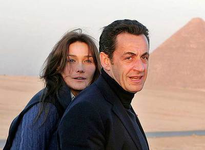 La cantante Carla Bruni y el presidente francés, Nicolas Sarkozy, el 30 de diciembre en Egipto.