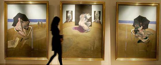 Una mujer observa  Tríptico 1974-77,  de Francis Bacon, expuesto en las salas de Christie's en Londres.