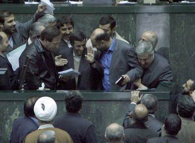 AHMADINEYAD AFIANZA SU PODER