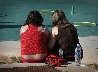 Dos chicas en el programa de tratamiento de niños con sobrepeso del Hospital General de Valencia.