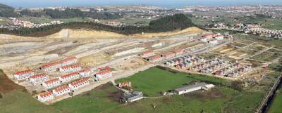 Macrourbanización de 400 viviendas en el Alto del Cuco, en el municipio de Piélagos y en el entorno del parque natural de Liencres. La justicia cántabra ha suspendido cautelarmente las obras por considerar que los edificios suponen 