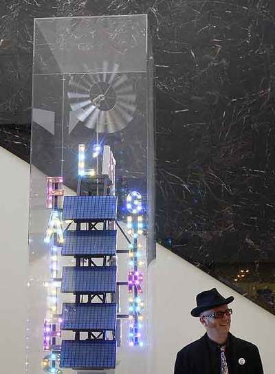 Bob Smith junto a su torre 