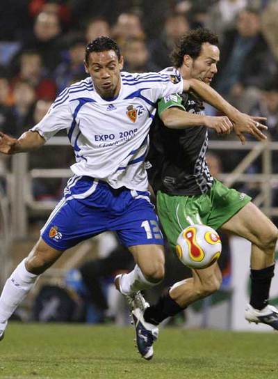 Oliveira pelea por la pelota con Pinillos.