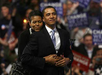 Michelle Obama abraza a su esposo Barack durante el mitin de la noche electoral en Nashua.