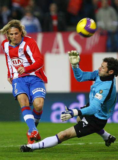 Alberto detiene el disparo de Forlán en la primera ocasión del partido.