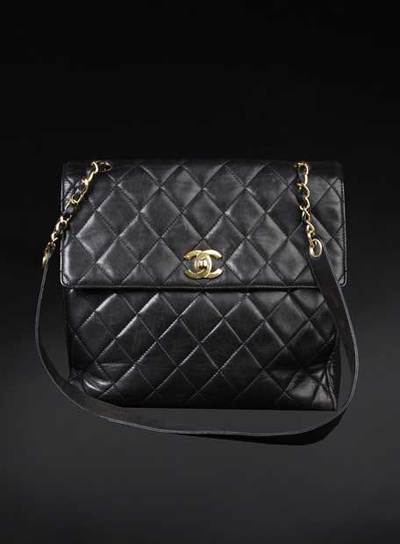 un bolso  vintage  subastado en la tienda.