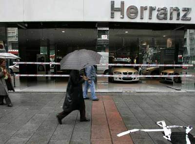 Fachada del concesionario en el que dos atracadores irrumpieron en la madrugada de ayer y se llevaron un coche.