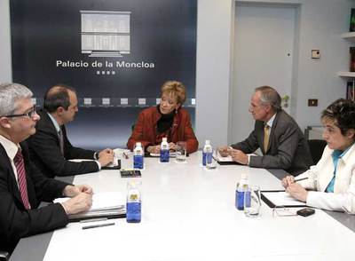 De izquierda a derecha, el director del Gabinete de Vicepresidencia, Fernando Escribano; el presidente de RTVE, Luis Fernández; la vicepresidenta María Teresa Fernández de la Vega; el presidente de FORTA, Joan Majo, y la directora de Comunicación de Vicepresidencia, Ángeles Puerta.