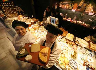 Clara Aguilar y Pierre Ruffin en la tienda Bon Fromage, en Madrid.