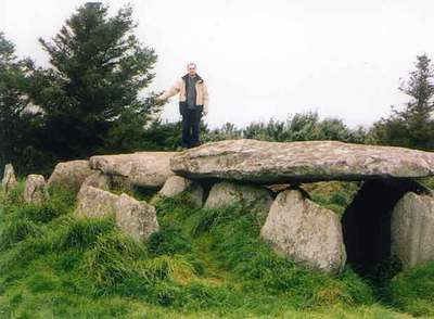 El autor, junto a un dolmen del siglo IV antes de Cristo, en Carnac, en la Bretaña francesa.