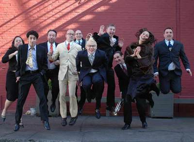 Una imagen del grupo Pink Martini.
