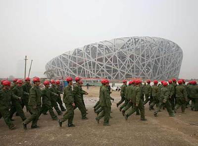 Soldados chinos desfilan ante el Estadio Nacional.