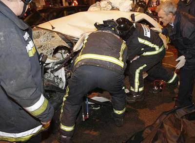 Los bomberos tratan de rescatar los cuerpos del matrimonio fallecido.