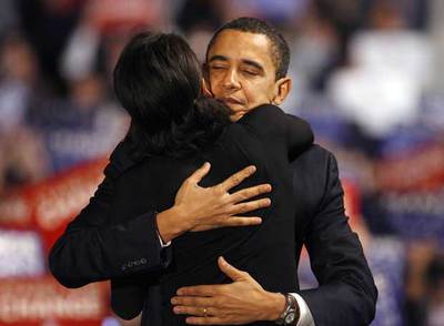 Barack Obama abraza a su esposa Michelle durante un mitin en New Hampshire, la semana pasada.