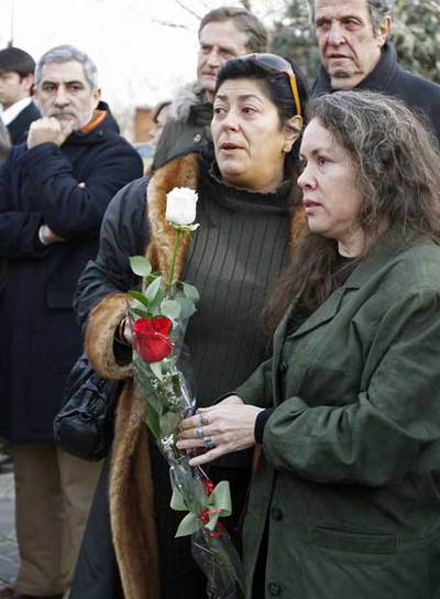 La escritora Almudena Grandes y Susana Rivera, viuda de Ángel González, ayer, en la despedida al poeta. Al fondo, Gaspar Llamazares.