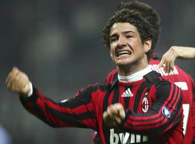 Pato celebra su gol al Nápoles ayer en su debut con el Milan.