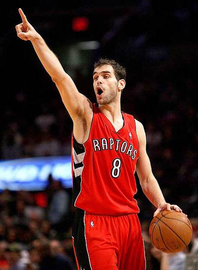 Calderón señala una jugada en el partido de los Raptors contra los Knicks.